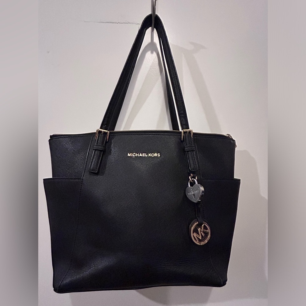 Medium Michael Kors Black Saffiano Leather Jet Set Black Bag Good Condition